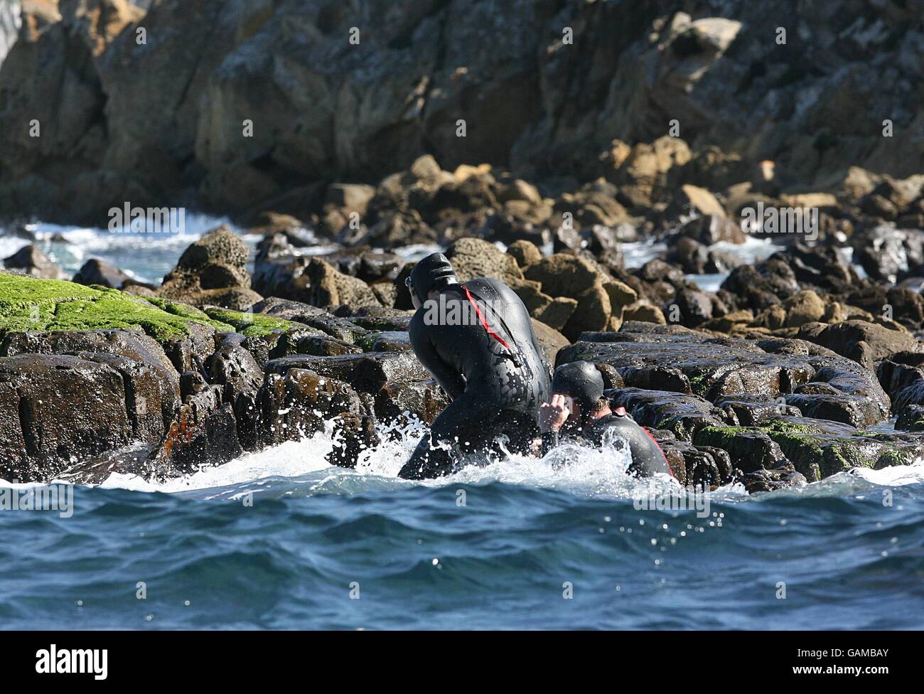 James Cracknall und David Walliams schwimmen die Straße von Gibraltar von  Tarifa in Spanien nach Marokko Stockfotografie - Alamy