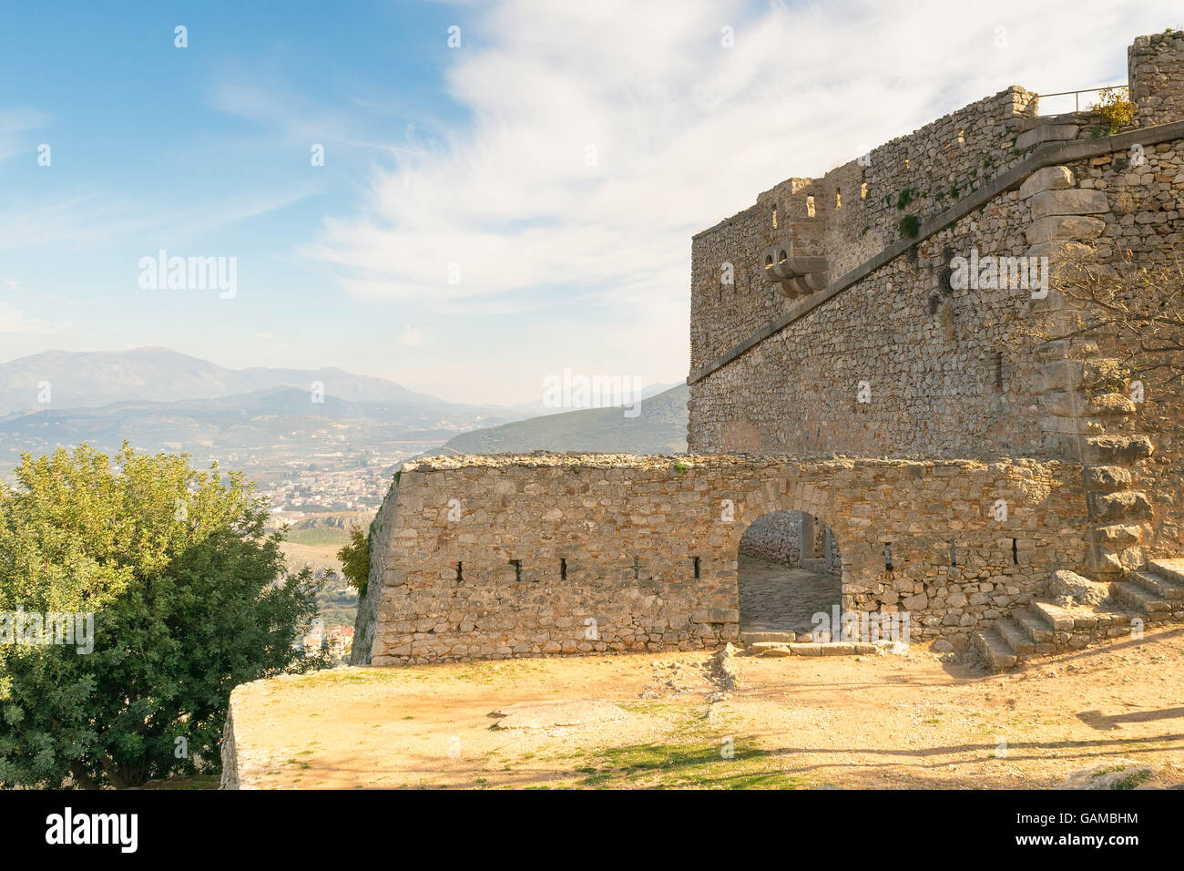Landschaft von Palamidi Burg in Nafplio in Griechenland gegen die alte Stadt. Stockfoto