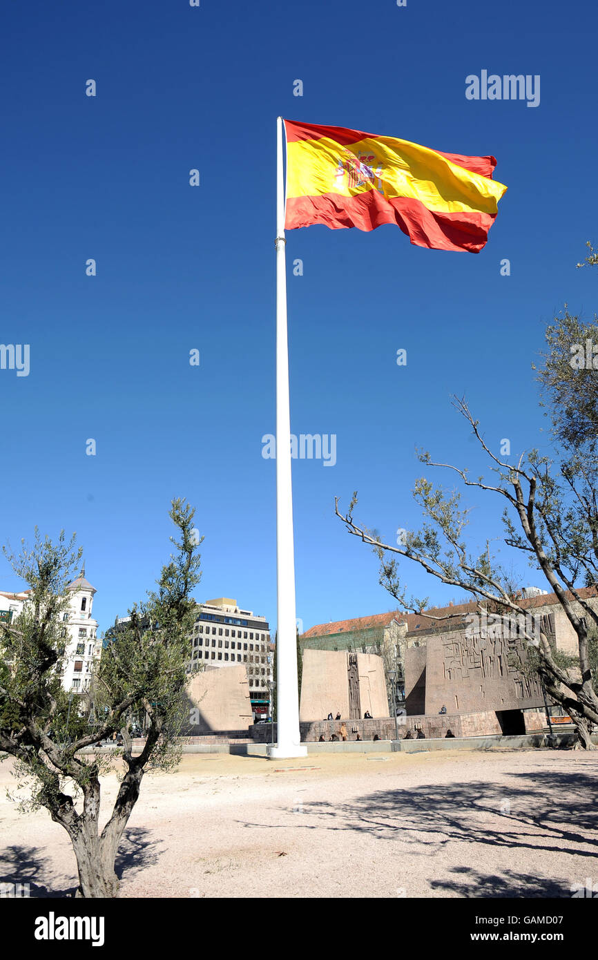Travel Stock, Madrid. Spanische Flagge, die in Plaza de Colon, Madrid, fliegt Stockfoto