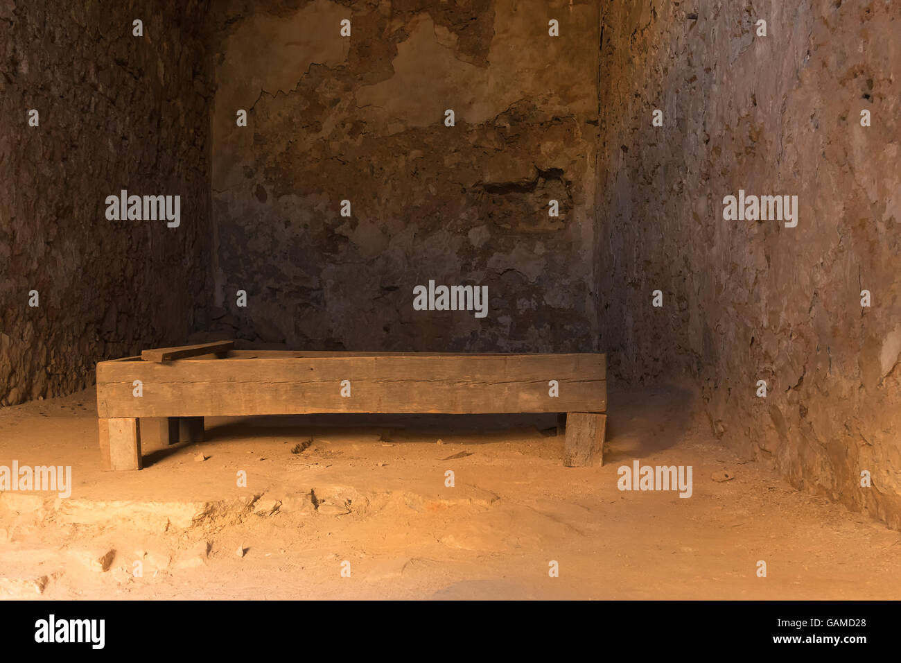 Nauplia, Griechenland, 28. Dezember 2015. Alte hölzerne Bett im Inneren der alten Gefängniszelle auf Palamidi Burg in Nafplio Griechenland. Stockfoto