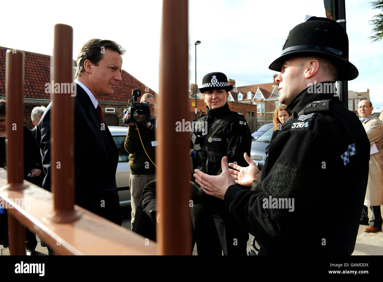 Der konservative Führer David Cameron spricht heute vor dem Beginn der jährlichen Frühjahrsforumkonferenz der Konservativen Partei im Salbei in Gateshead mit Polizisten in Whitley Bay. Stockfoto
