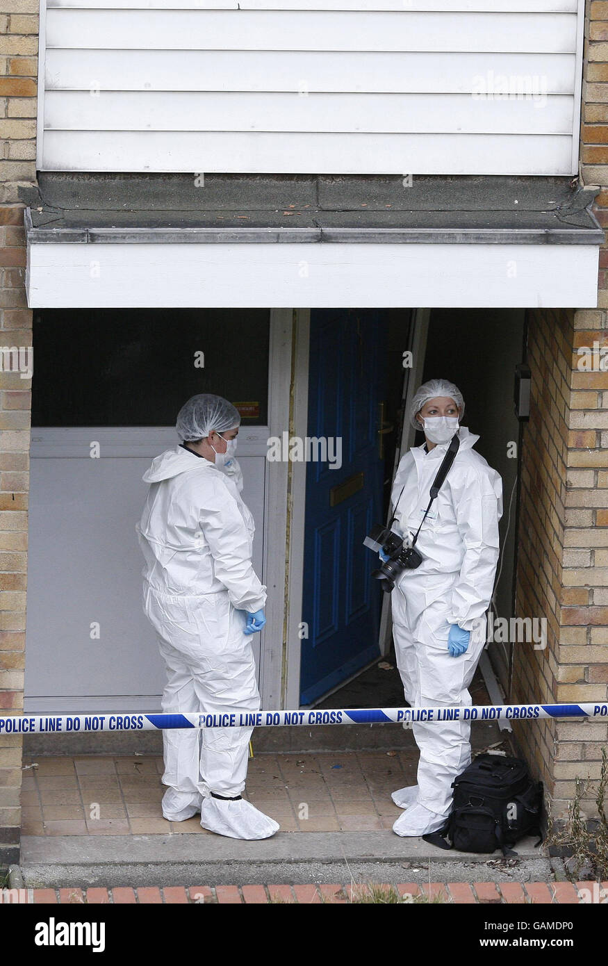 Vermisstes Mädchen. Polizeibeamte vor den Lidgate Gardens richten sich an den Ort, an dem Shannon Matthews heute gefunden wurde. Stockfoto