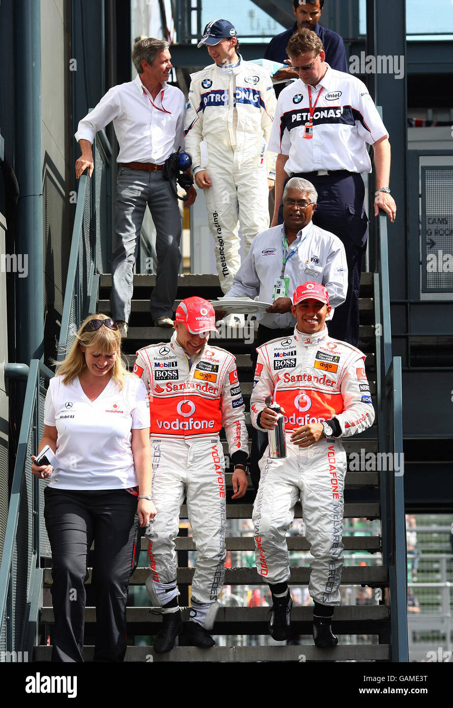 Der Großbritanniens Lewis Hamilton feiert seine Pole-Position während des Qualifyings im Albert Park, Melbourne, Australien. Stockfoto