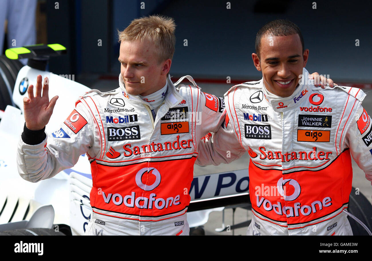 Der Großbritanniens Lewis Hamilton feiert seine Pole-Position mit dem drittplatzierten Teamkollegen Heikki Kovalainen im Qualifying im Albert Park, Melbourne, Australien. Stockfoto