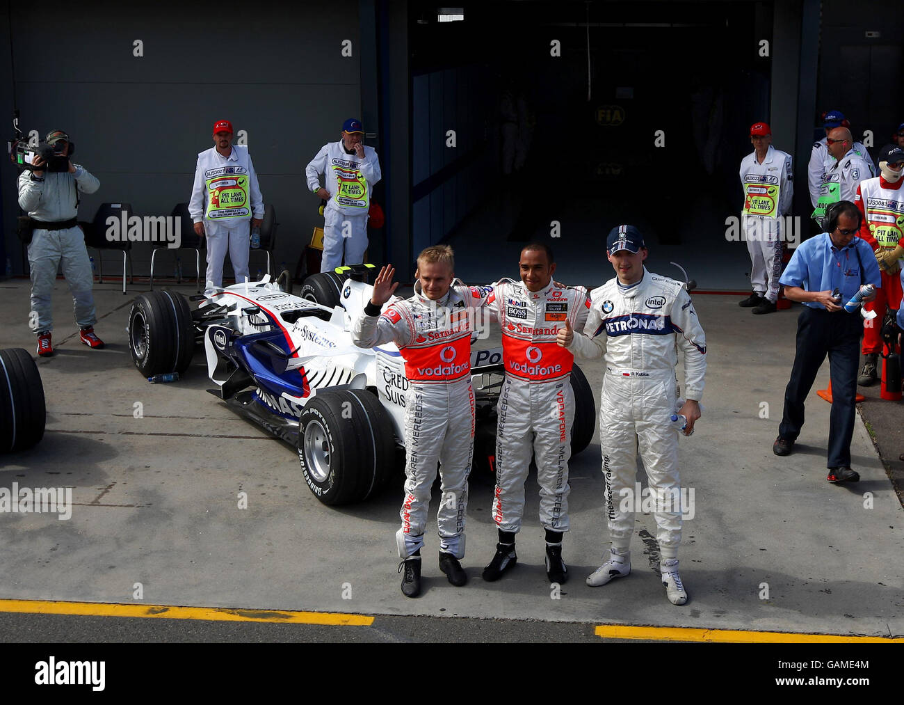 Der Großbritanniens Lewis Hamilton feiert seine Pole-Position mit dem zweitplatzierten Robert Kubica (rechts) und dem drittplatzierten Heikki Kovalainen (links) im Qualifying im Albert Park, Melbourne, Australien. Stockfoto