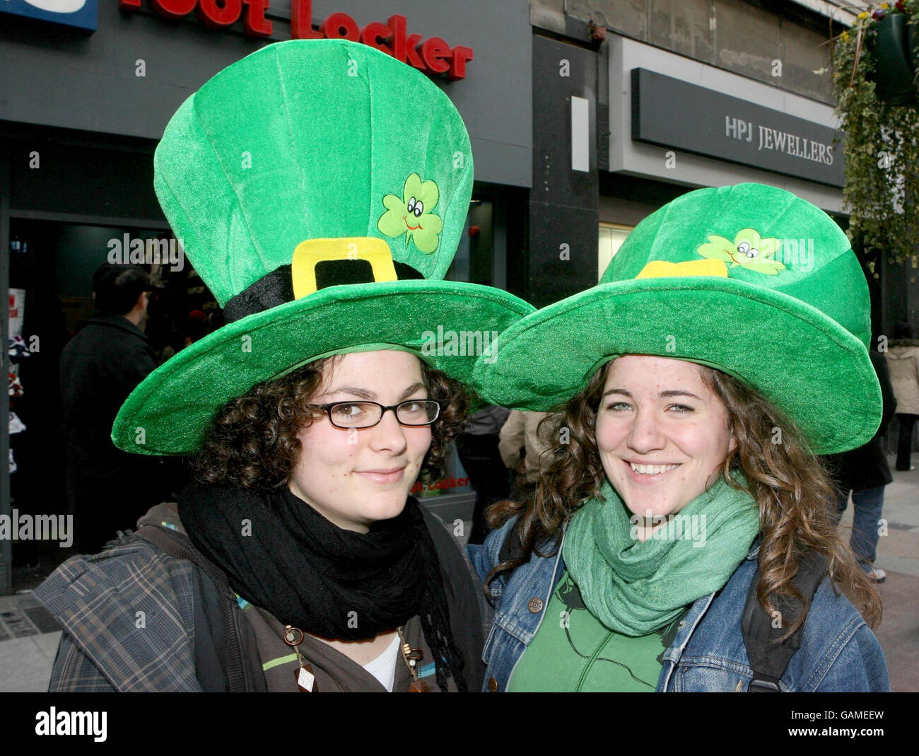 (Von links nach rechts) die französischen Studenten Eva Dos Santos und Victoire De Monterno im Stadtzentrum von Dublin, während sich die irische Hauptstadt auf den morgigen St. Patrick-Tag vorbereitet. Stockfoto