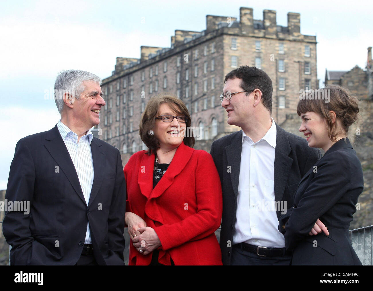 John McCormick, Vorsitzender des Edinburgh International Film Festival (links), EIFF-Direktor Ginnie Atkinson, der CEO des UK Film Council, John Woodward, und die künstlerische Leiterin Hannah McGill (rechts) bei einer Pressekonferenz in Edinburgh, um eine beträchtliche Finanzierung für das Edinburgh International Film Festival über einen Zeitraum von drei Jahren bekannt zu geben. Stockfoto