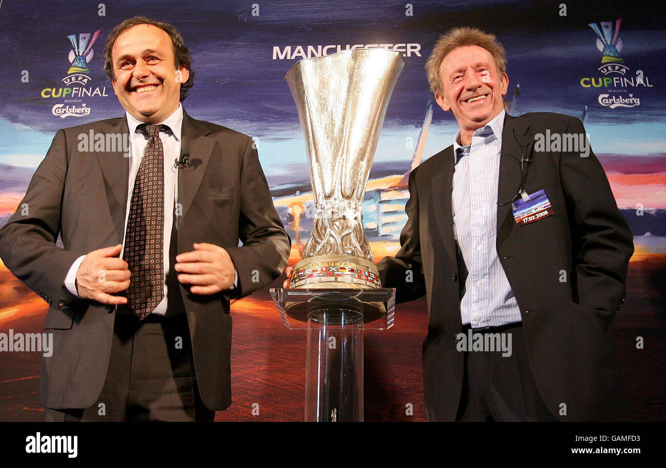 UEFA-Präsident Michel Platini mit dem UEFA-Botschafter von Manchester, Denis Law, während der Übergabe des UEFA-Pokals im Rathaus von Manchester. Stockfoto