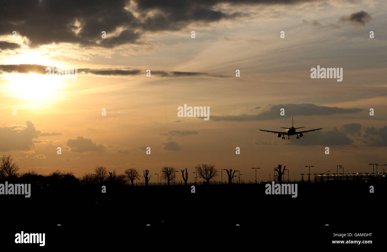 Generisches Bild eines Flugzeugs, das auf der Südbahn am Flughafen Heathrow landet. DRÜCKEN Sie VERBANDSFOTO. Bilddatum: Mittwoch, 19. März 2008. Bildnachweis sollte lauten: Steve Parsons/PA Wire Stockfoto