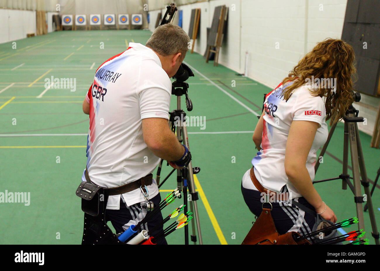 John Murray (l) und Danielle Brown aus Großbritannien nehmen an Ziel, wie das britische Paralympic Bogenschießen Team für die vorbereiten Olympische Spiele In Peking Stockfoto