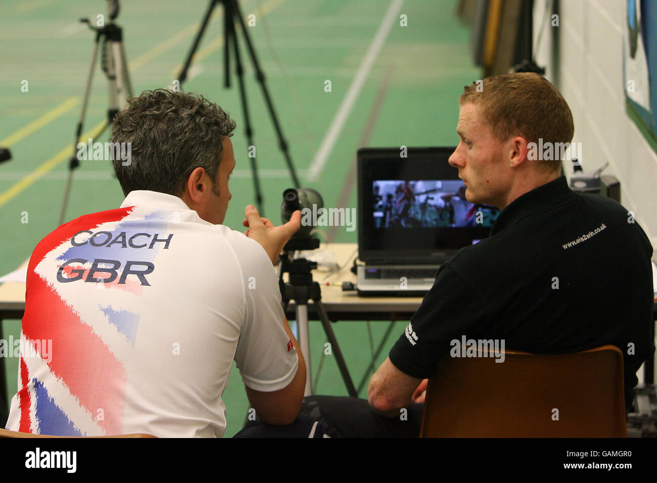 Bogenschießen - British Paralympic Association - Training - Lilleshall National Sports Center. Ein Trainer des britischen Teams studiert Trainingsmaterial, während sich das britische Team für Paralympisches Bogenschießen auf die Olympischen Spiele in Peking vorbereitet Stockfoto