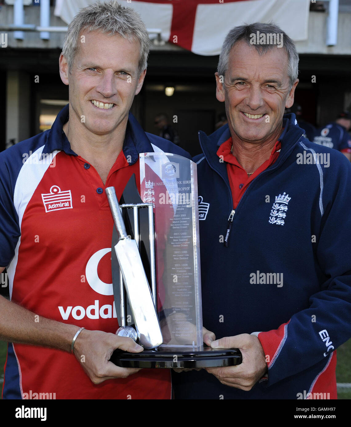 England Trainer Peter Moores (links) und Manager Phil Neale mit der Series Trophy nach dem Gewinn des 3. Tests und der Series 2-1 gegen Neuseeland in McLean Park, Napier, Neuseeland. Stockfoto