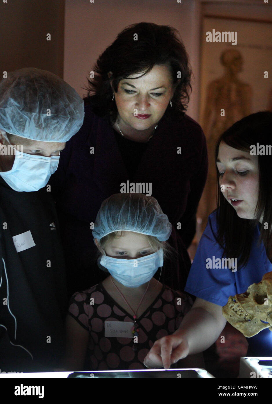 Die schottische Bildungsministerin Fiona Hyslop (Mitte) mit Ryan und Shannon Henderson und der Medizinstudentin Leanny Whitehead (rechts) bei einem Besuch der Wonderama-Veranstaltung beim Edinburgh International Science Festival in der er Surgery in den Assembly Rooms in Edinburgh, Schottland. Stockfoto