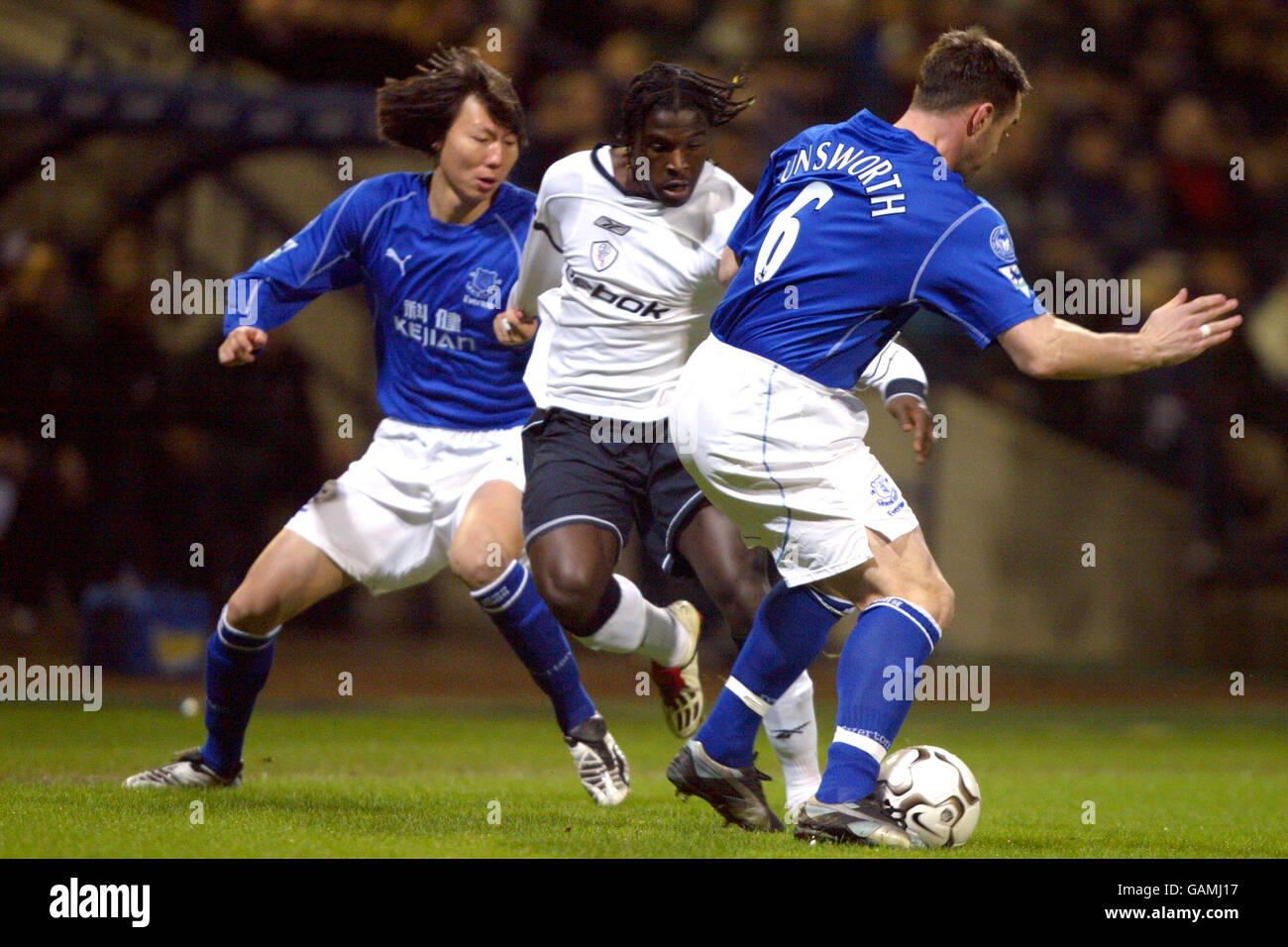 Bernard Mendy von Bolton Wanderers wird von Evertons David Unsworth gestoppt Und Li Tie Stockfoto