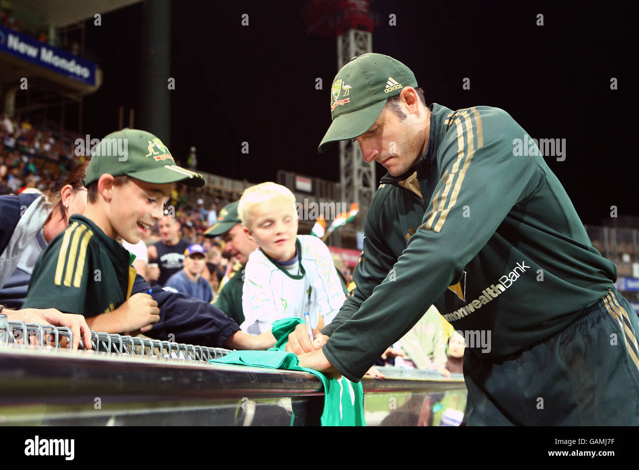 Cricket - Commonwealth Bank Series - Erstes Finale - Australien / Indien - SCG. Der Australier Michael Hussey gibt zwischen den Bällen Autogramme für junge Fans Stockfoto