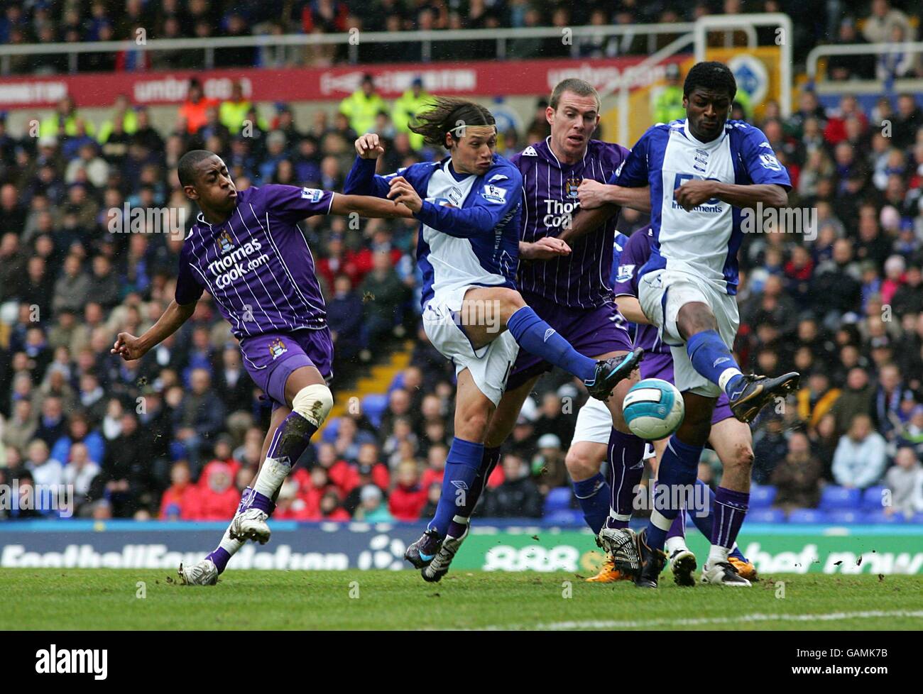 Mauro Zarate von Birmingham City kämpft mit Manchester um den Ball Fernandes Gelson (links) und Richard Dunne Stockfoto