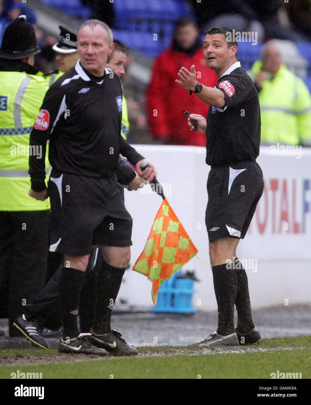 Schiedsrichter Ian Williamson (rechts) ruft die Manager an, als er wegen der nassen Bedingungen im Deva Stadium, Chester, das Coca-Cola League-Spiel zwei aufgibt. Stockfoto