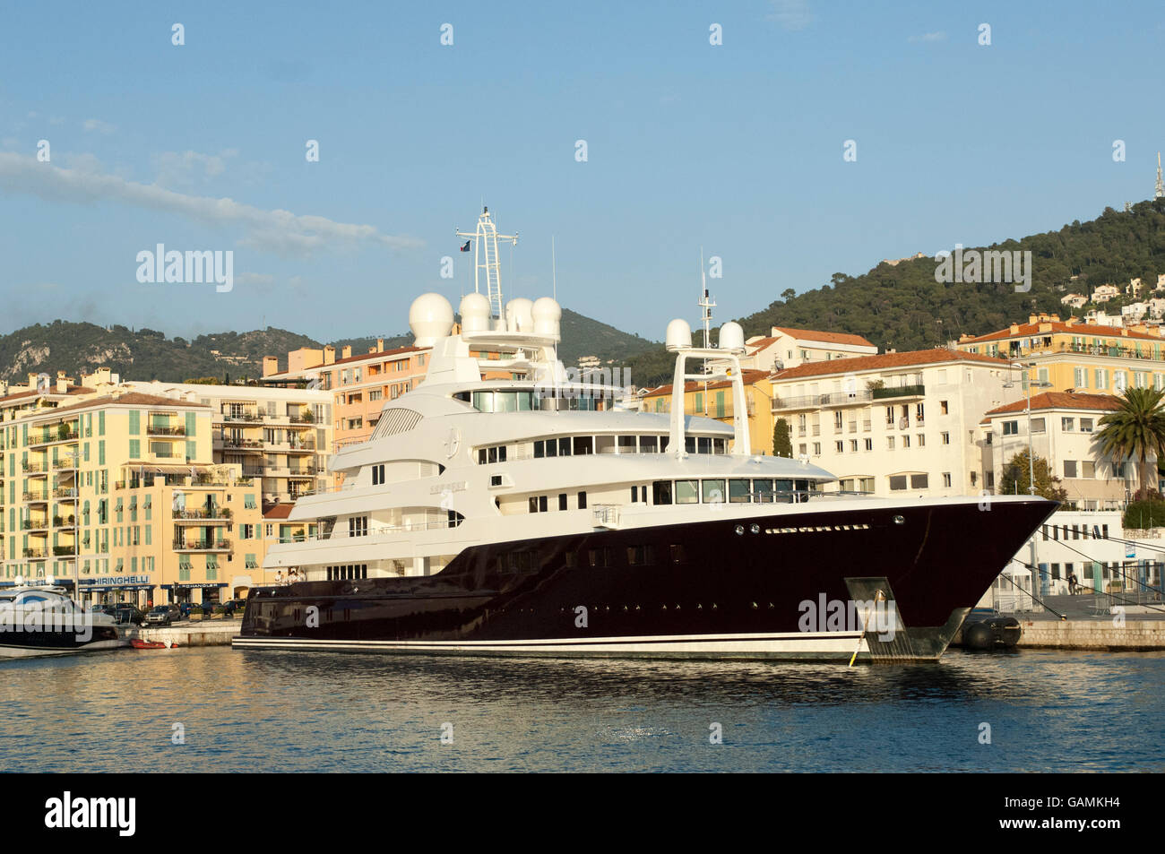 Die 82 Meter Motor Yacht Sarafsa Besitz Prinz Fahad al Saud neben in den Hafen von Nizza, Südfrankreich. Stockfoto