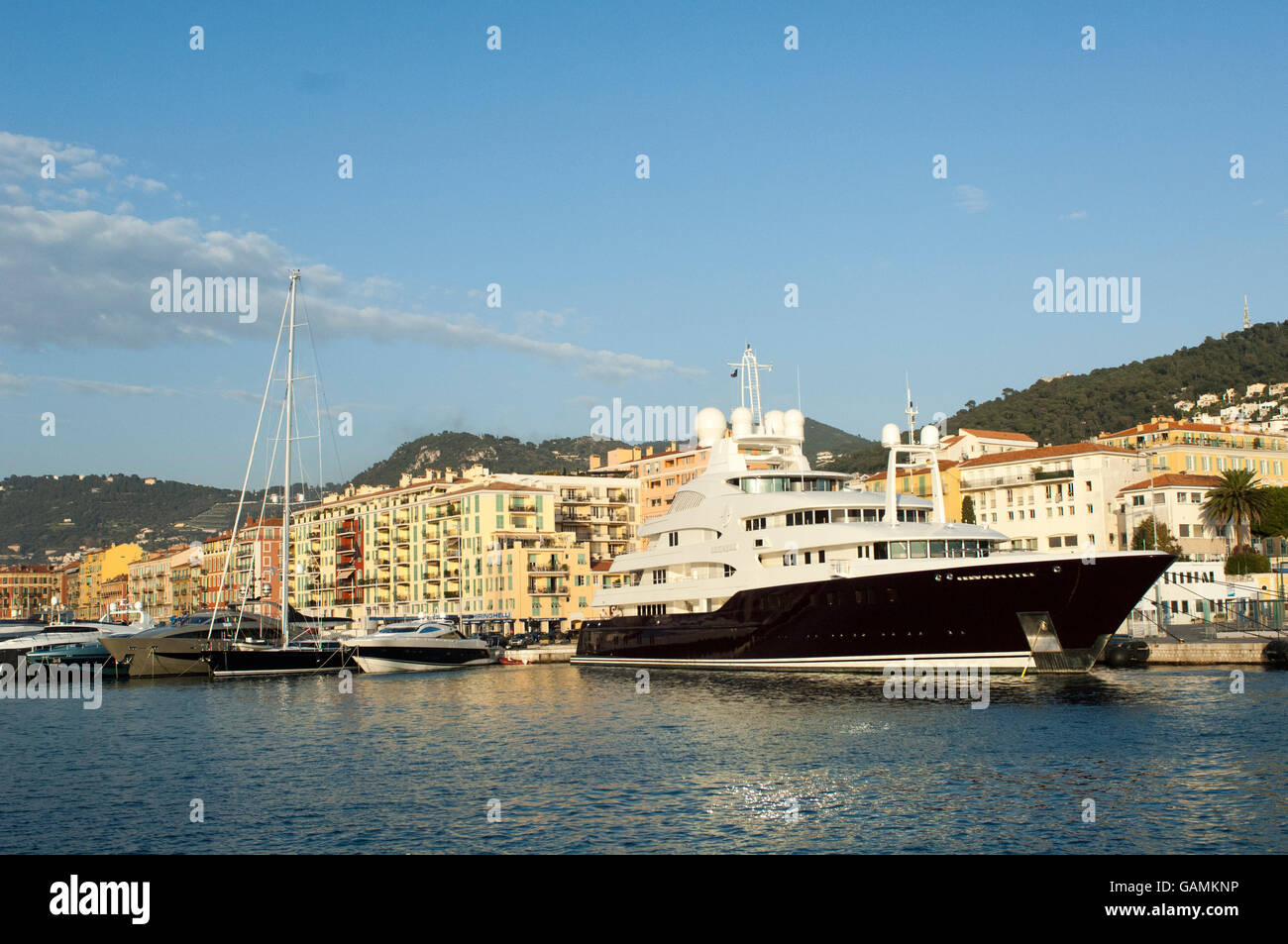 Die 82 Meter Motor Yacht Sarafsa Besitz Prinz Fahad al Saud neben in den Hafen von Nizza, Südfrankreich. Stockfoto