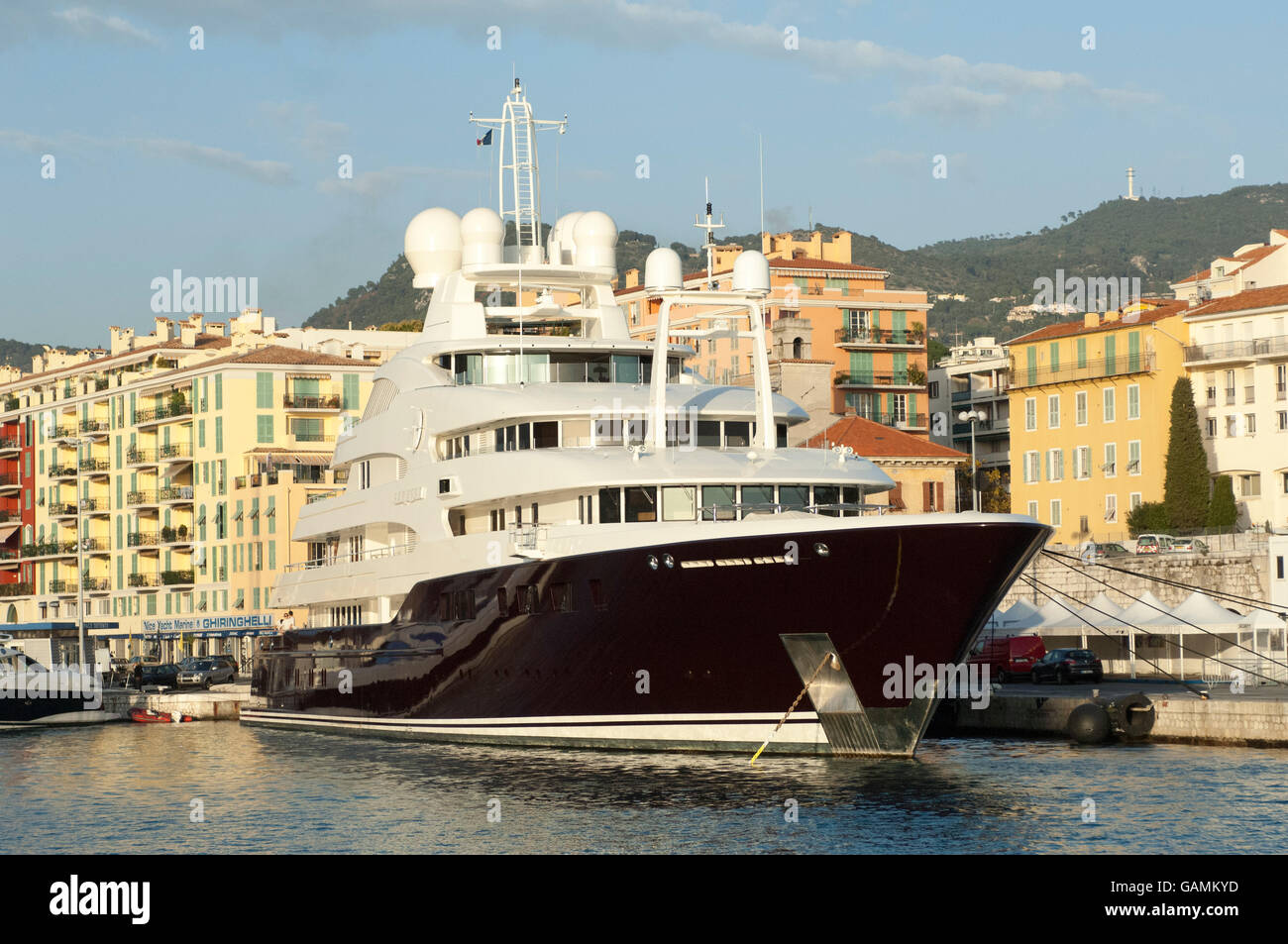 Die 82 Meter Motor Yacht Sarafsa Besitz Prinz Fahad al Saud neben in den Hafen von Nizza, Südfrankreich. Stockfoto