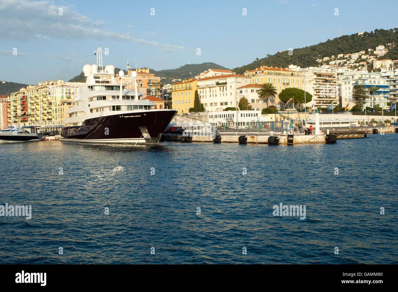 Die 82 Meter Motor Yacht Sarafsa Besitz Prinz Fahad al Saud neben in den Hafen von Nizza, Südfrankreich. Stockfoto
