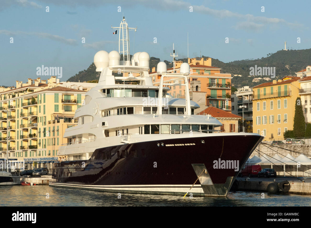 Die 82 Meter Motor Yacht Sarafsa Besitz Prinz Fahad al Saud neben in den Hafen von Nizza, Südfrankreich. Stockfoto