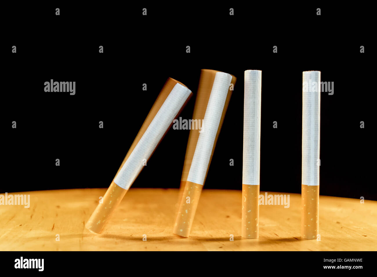 Zigaretten-Domino fallen als ein Konzept der sucht, die Zigaretten zu erstellen. Eine Zigarette bringt eine andere. Stockfoto