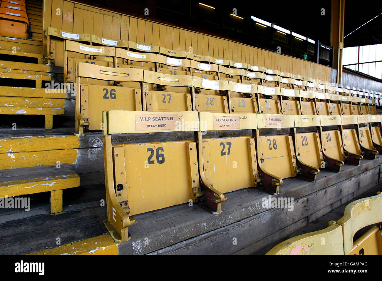 Allgemeine Ansicht der gelben VIP-Sitzplätze im Wheldon Road Stadium, auch bekannt als „The Jungle“, Heimstadion der Castleford Tigers Stockfoto