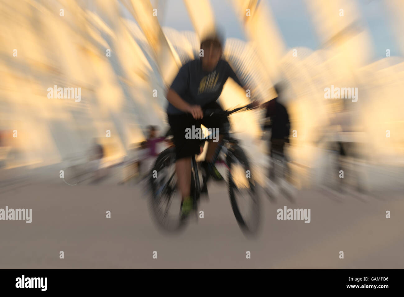 Radfahrer mit einer Zoom-Burst-Effekt. Stockfoto