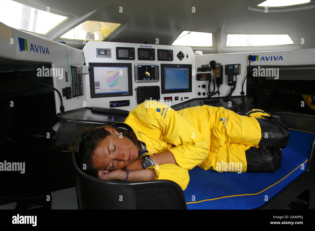 Die britische Yachtfrau Dee Caffari sitzt auf ihrem "Bett", während sie ihre Computer an Bord von Aviva, ihrer neuen High-Tech 60 Fuß-Rennyacht, überprüft, die sie im November um die Welt Rennen will. Stockfoto