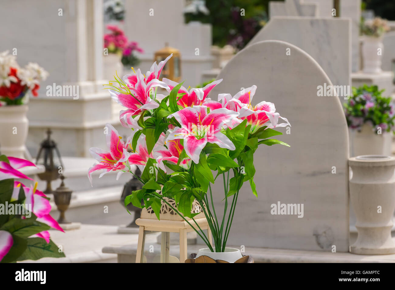 Wunderschöne Blumen auf ein Grab nach einer Beerdigung. Stockfoto