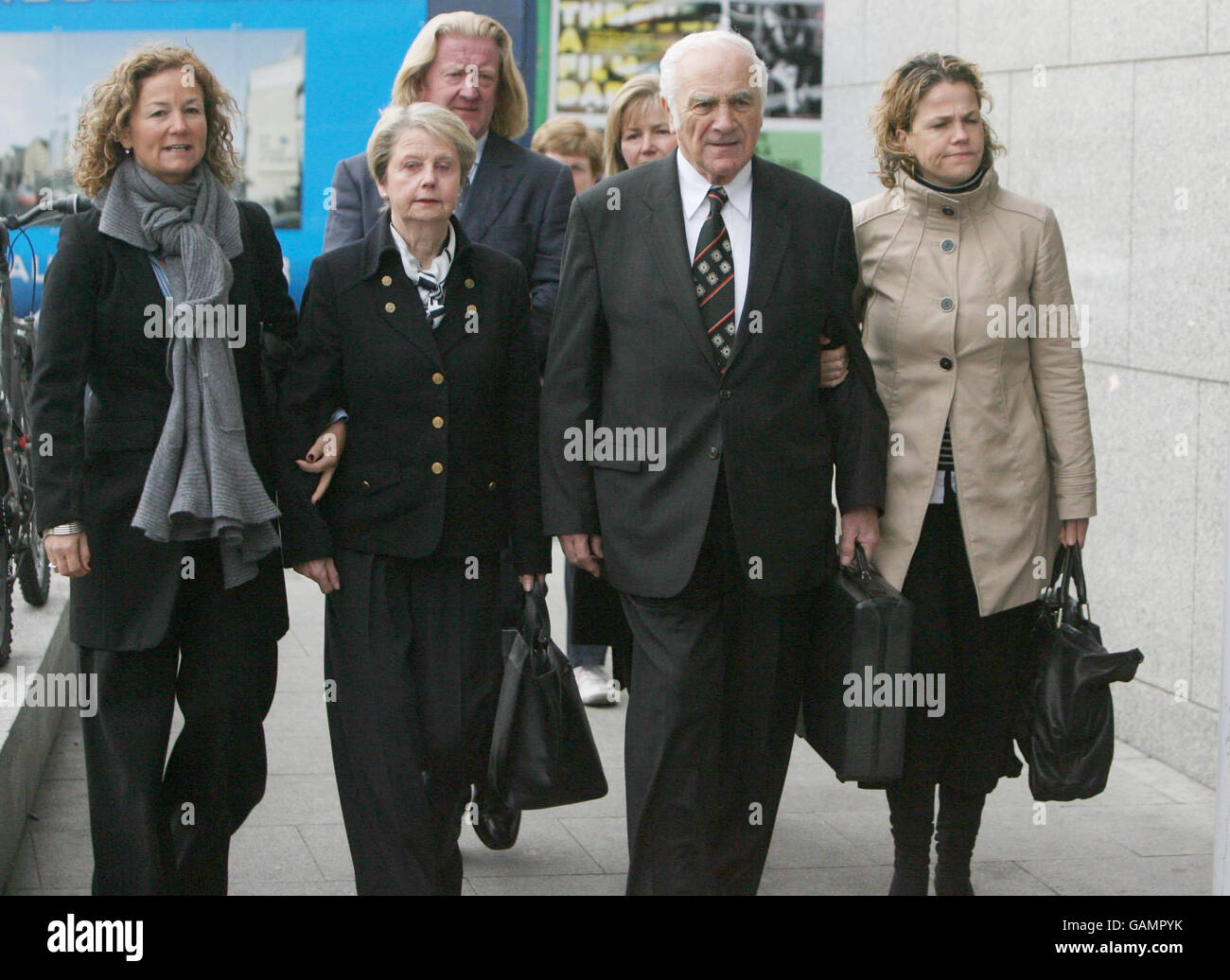 Die Familie Charlton kommt heute Morgen wegen ihres Rechtsstreits mit dem Fernsehmoderator Pat Kenny am High Court in Dublin an. Stockfoto