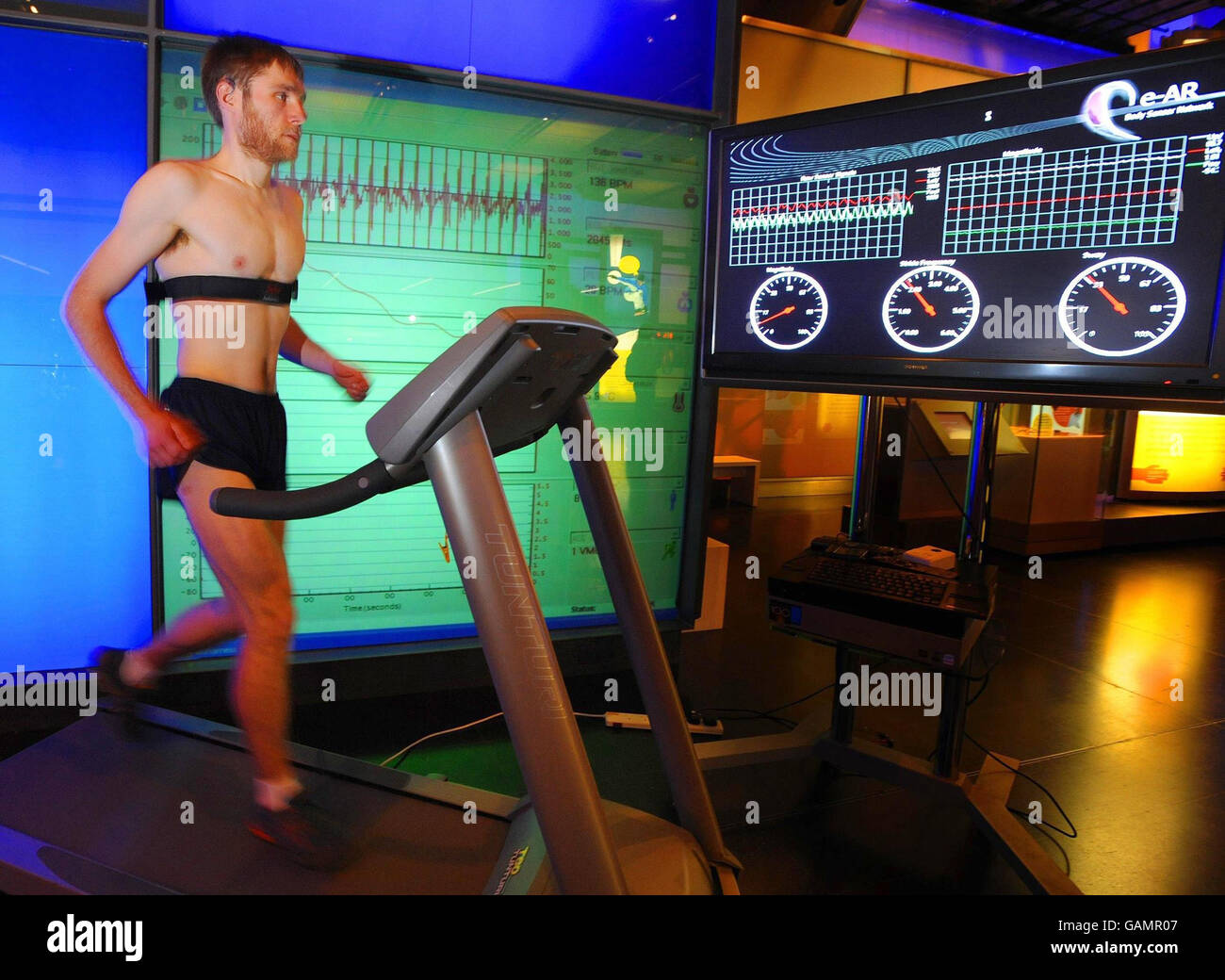 Ein Läufer demonstriert Hightech-Geräte, die physiologische Veränderungen während des Trainings zum Vorteil des Sporttrainings überwachen. Es wird im Science Museum in London gezeigt. Stockfoto