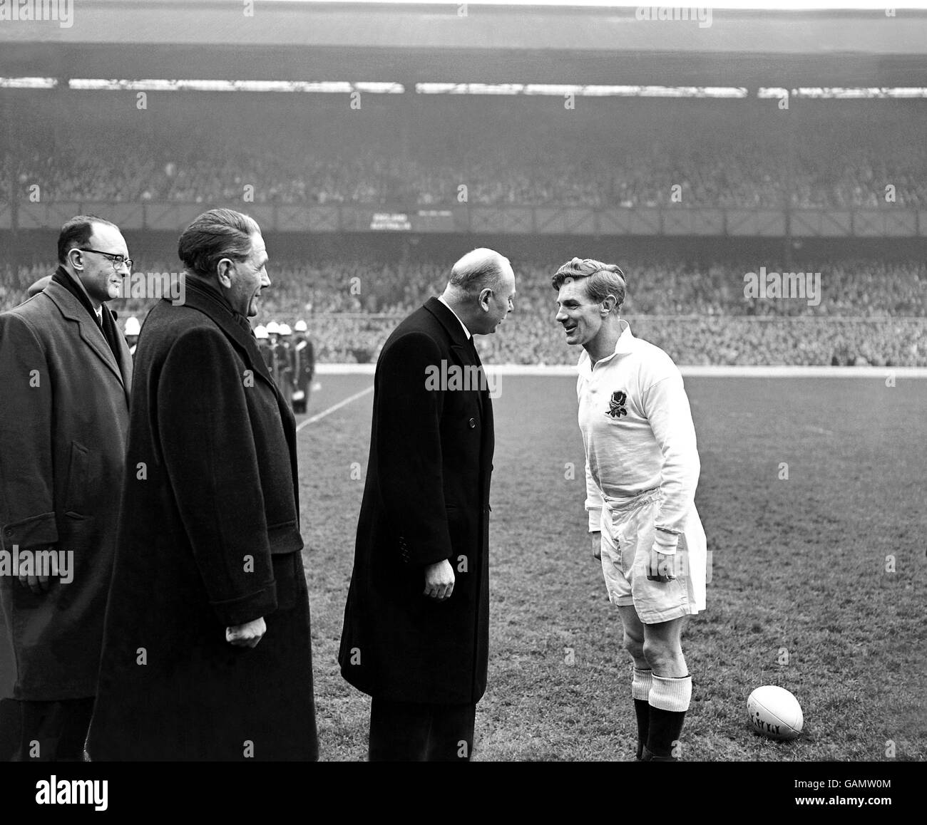 Rugby Union - Tour Match - England gegen Australien. S.H. der Herzog von Gloucester (l) spricht vor dem Spiel mit dem englischen Kapitän Eric Evans (r) Stockfoto