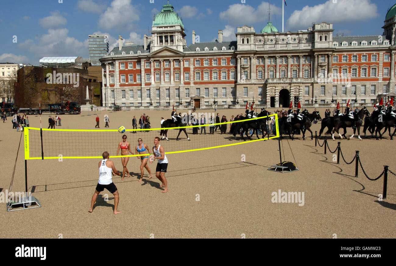 Beach-Volleyball Olympia-Hoffnungsträger üben, wie die Kavallerie im Haushalt die Wache wechseln, auf Horse Guards Parade. Stockfoto