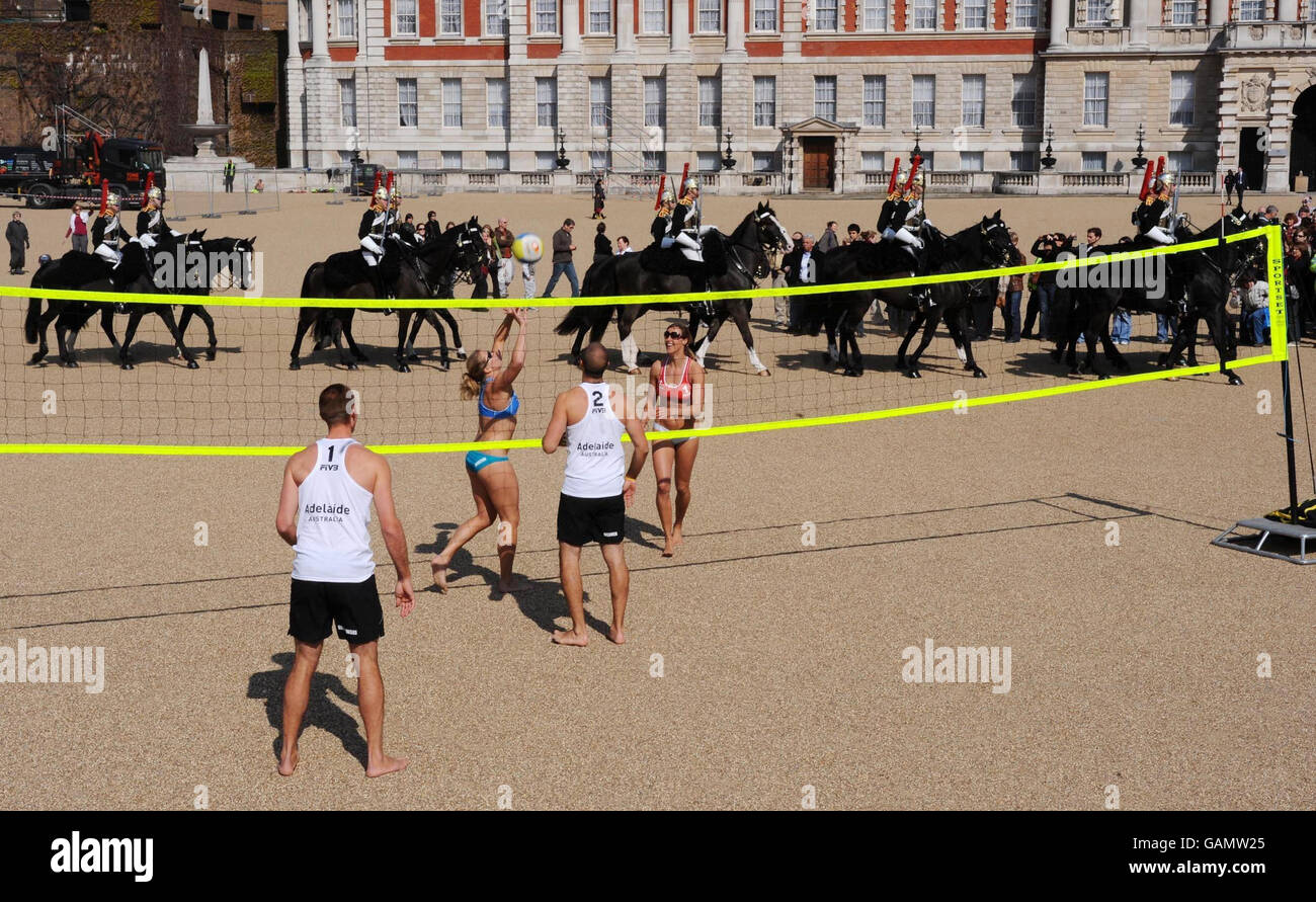 Beach-Volleyball Olympia-Hoffnungsträger üben, wie die Kavallerie im Haushalt die Wache wechseln, auf Horse Guards Parade. Stockfoto