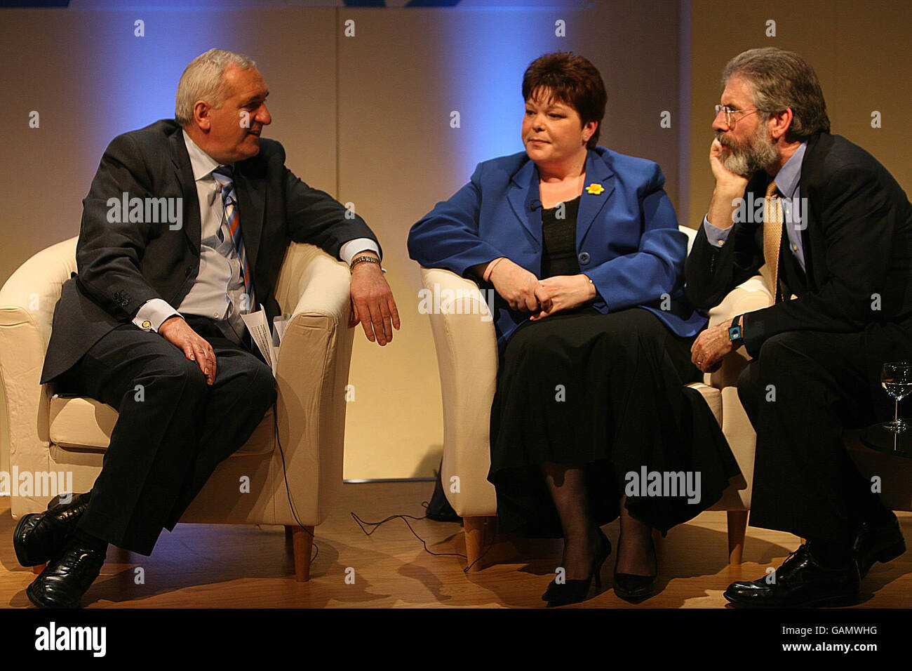 (Von links nach rechts) (von links nach rechts) Taoiseach Bertie Ahern, PUP-Führer Dawn Purvis und Sinn Fein's Gerry Adams im Bild in Belfast, wo sich heute Politiker versammelten, die vor zehn Jahren das Karfreitagsabkommen ausgehandelt haben. Stockfoto