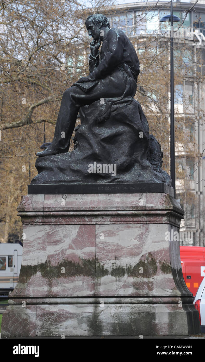 Eine Statue von Lord Byron, von R C Belt, 1881, auf der Londoner Park Lane. Byron, einer der großen englischen Dichter und eine führende Figur der Romantik, starb im Kampf für die griechische Unabhängigkeit vom osmanischen Türkischen Reich in Messolonghi in Griechenland. Stockfoto