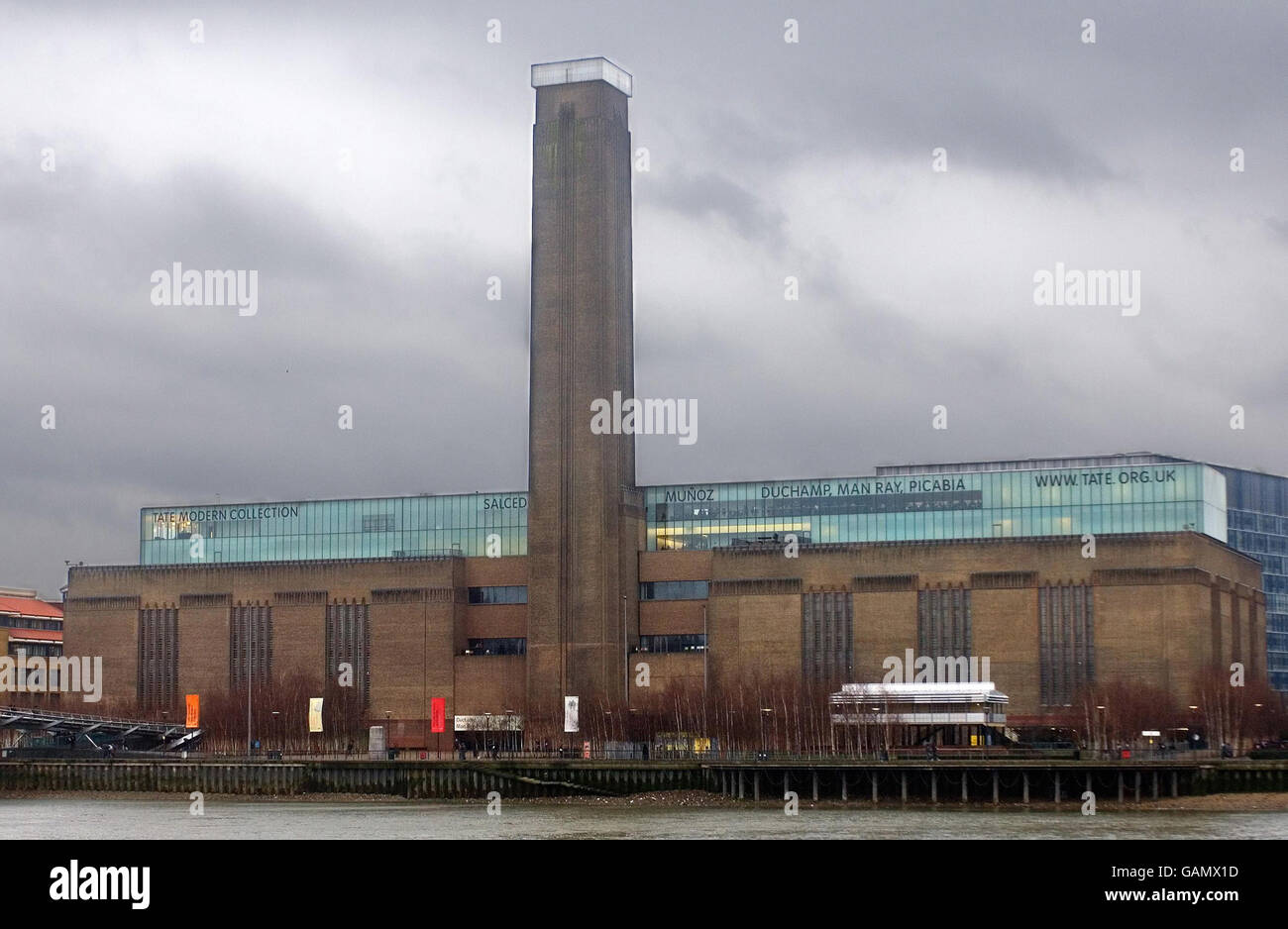 Gesamtansicht der Tate Modern, London. Diese international renommierte Kunstgalerie befindet sich im alten Kraftwerk Bankside, das 1981 geschlossen wurde. Es beherbergt eine Sammlung moderner Kunst aus dem Jahr 1900. Stockfoto