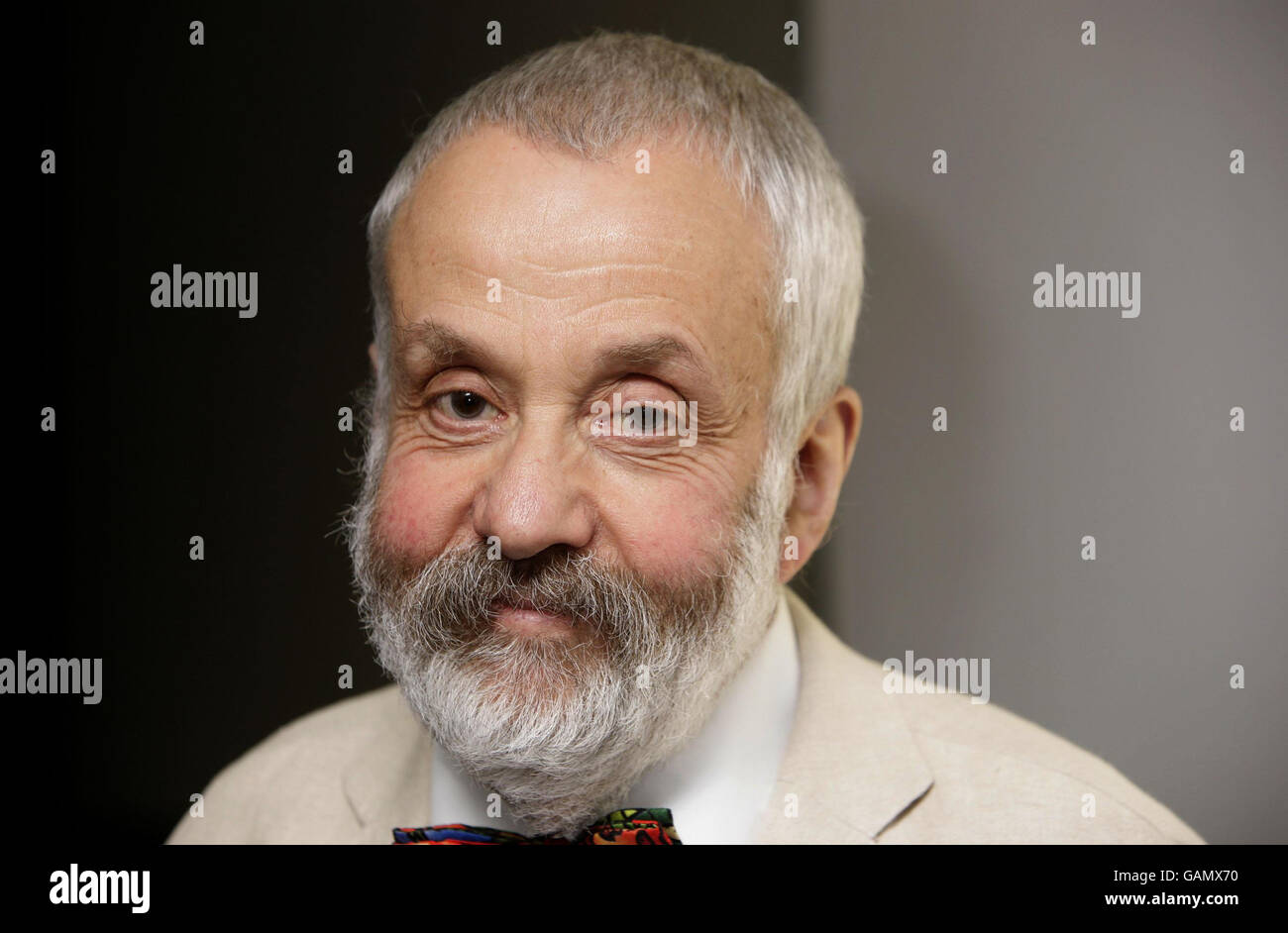 Regisseur Mike Leigh nimmt an der Premiere seines neuen Films 'Happy-Go-Lucky' im Odeon Camden im Norden Londons Teil. Stockfoto