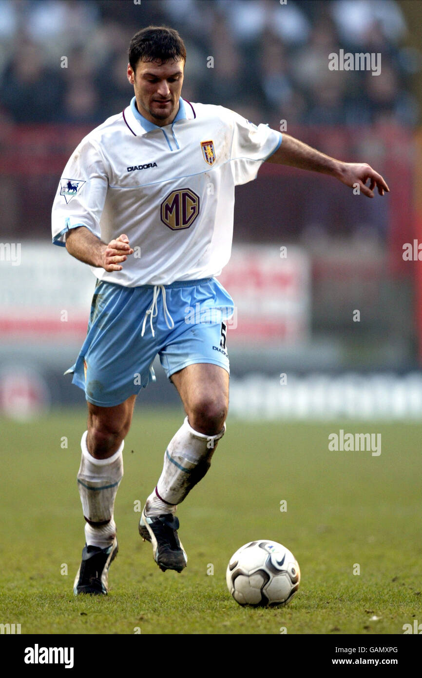 Fußball - FA Barclaycard Premiership - Charlton Athletic gegen Aston Villa. Alpay Ozalan von der Aston Villa Stockfoto