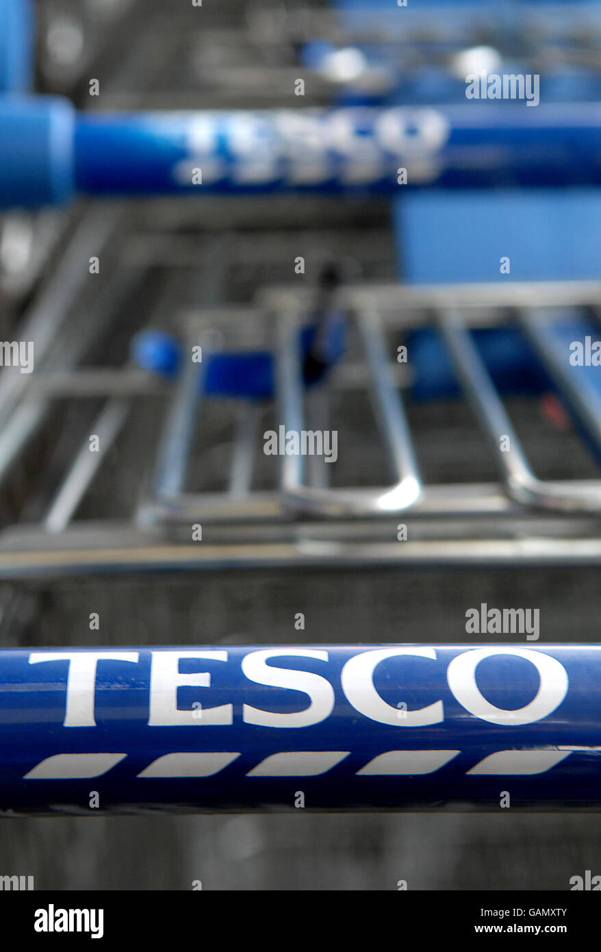 Trolleys vor dem Tesco-Laden in der Old Kent Road, London, als die Lebensmittelkette heute eine 11.8%ige Erhöhung der jährlichen Gewinne ankündigte. Stockfoto