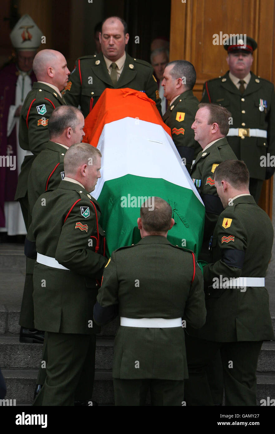 Die Überreste des ehemaligen irischen Präsidenten Patrick Hillery, 84, werden in die Pro-Cathedral, Marlborough Street, Dublin gebracht. Stockfoto