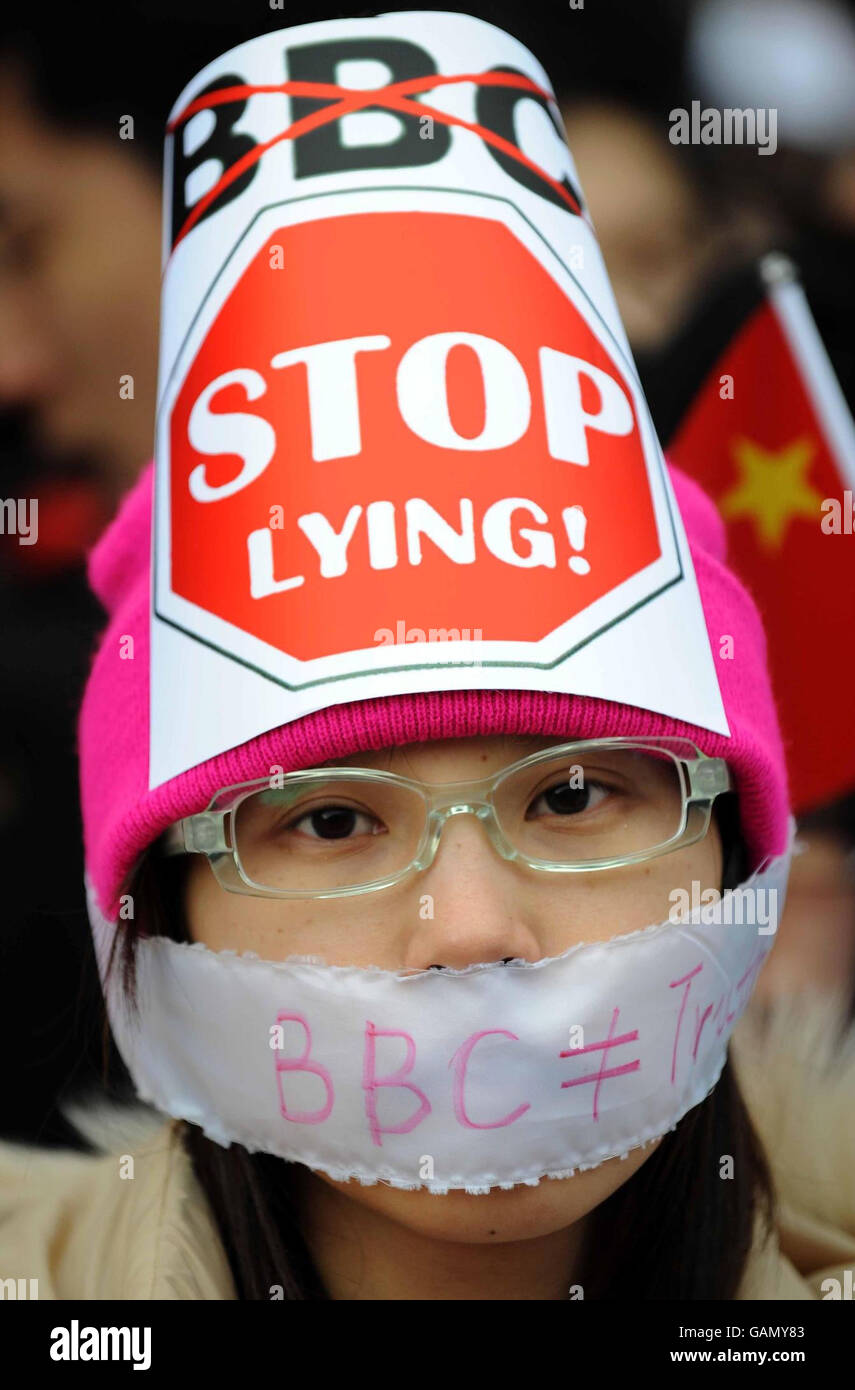 Chinesische Studenten protestieren vor der BBC in Manchester darüber, wie China vor den Olympischen Spielen in Peking in den Medien dargestellt wird. Stockfoto