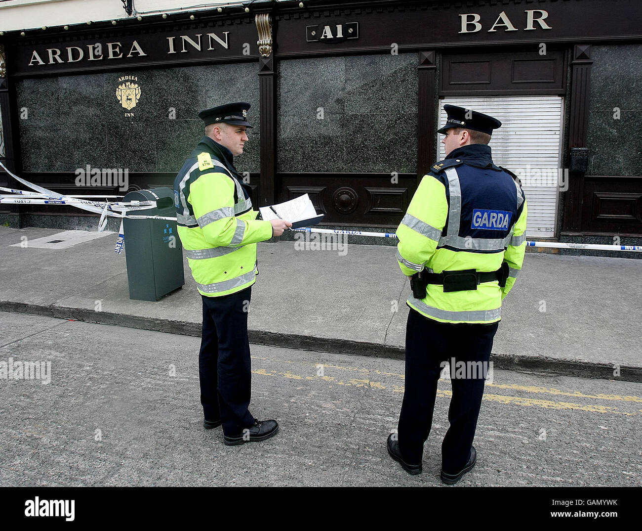Dubliner Pub Shooting. Gardai vor dem Ardlea Inn in Artane, im Norden von Dublin, wo gestern Abend ein 30-jähriger Mann getötet wurde. Stockfoto