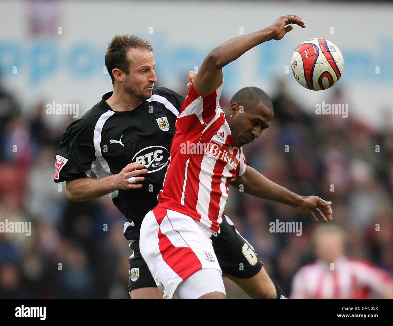 Fußball - Coca-Cola Football League Championship - Stoke City / Bristol City - Britannia Stadium. Ricardo Fuller von Stoke City und Louis Carey von Bristol City während des Coca-Cola Championship-Spiels im Britannia Stadium, Stoke. Stockfoto