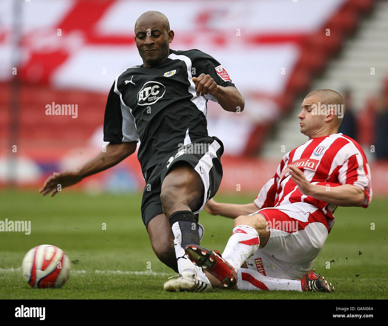 Fußball - Coca-Cola Football League Championship - Stoke City / Bristol City - Britannia Stadium. Carl Dickinson von Stoke City und Adele Adebola von Bristol City während des Coca-Cola Championship-Spiels im Britannia Stadium, Stoke. Stockfoto