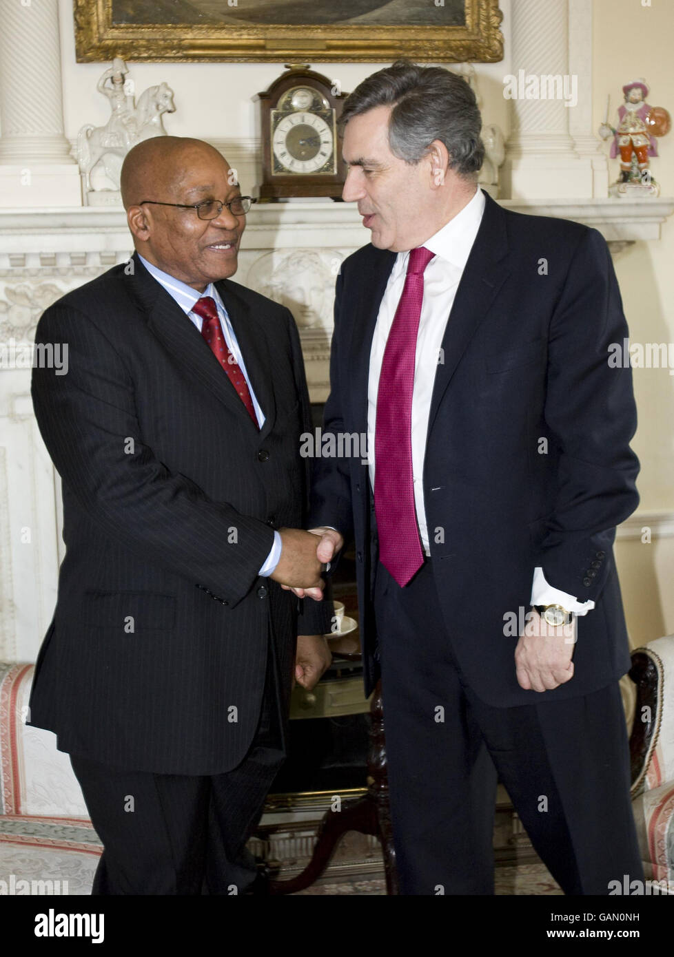 Jacob Zuma, Präsident des Afrikanischen Nationalkongresses (ANC), trifft den britischen Premierminister Gordon Brown in der Downing Street 10 in London. Stockfoto
