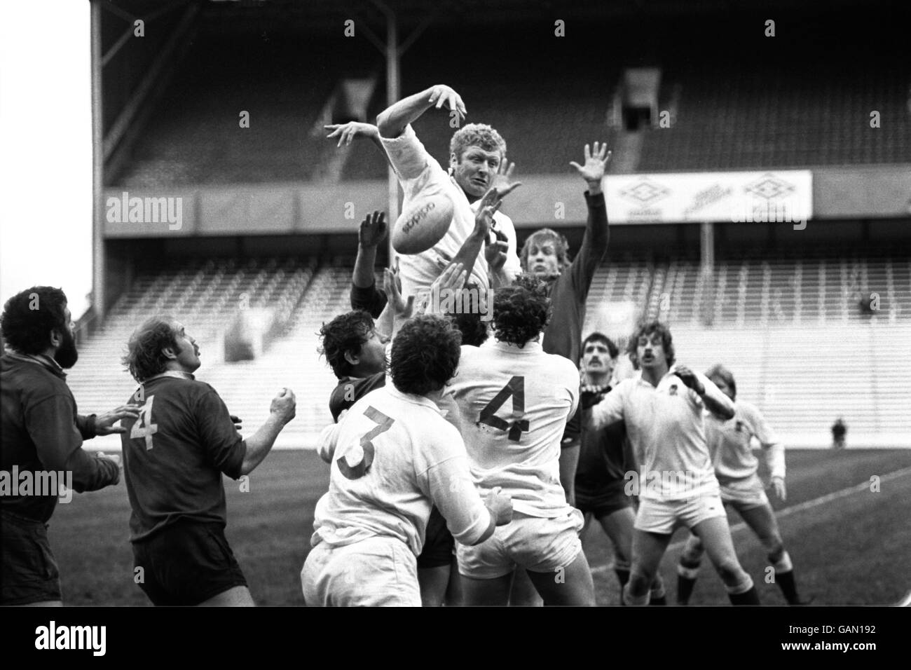 Rugby Union - England gegen den Rest. Der englische Maurice Colclough (c) gewinnt den Line-Out-Ball Stockfoto