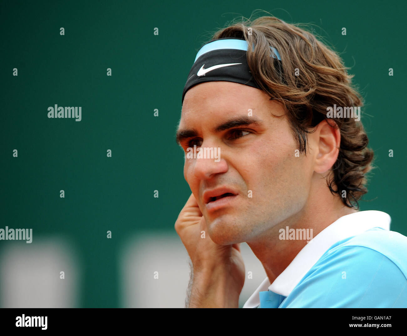 Ein unruhigen Roger Federer, als er 1 - 5 geht Unten im letzten Satz Stockfoto